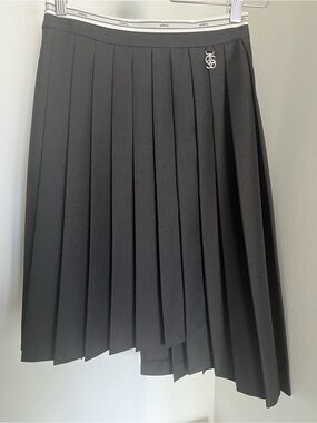 Black Pleated Midi Skirt with Subtle Logo Charm